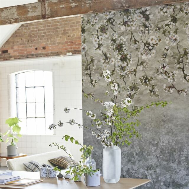 Room view Chinoiserie floral wallpaper