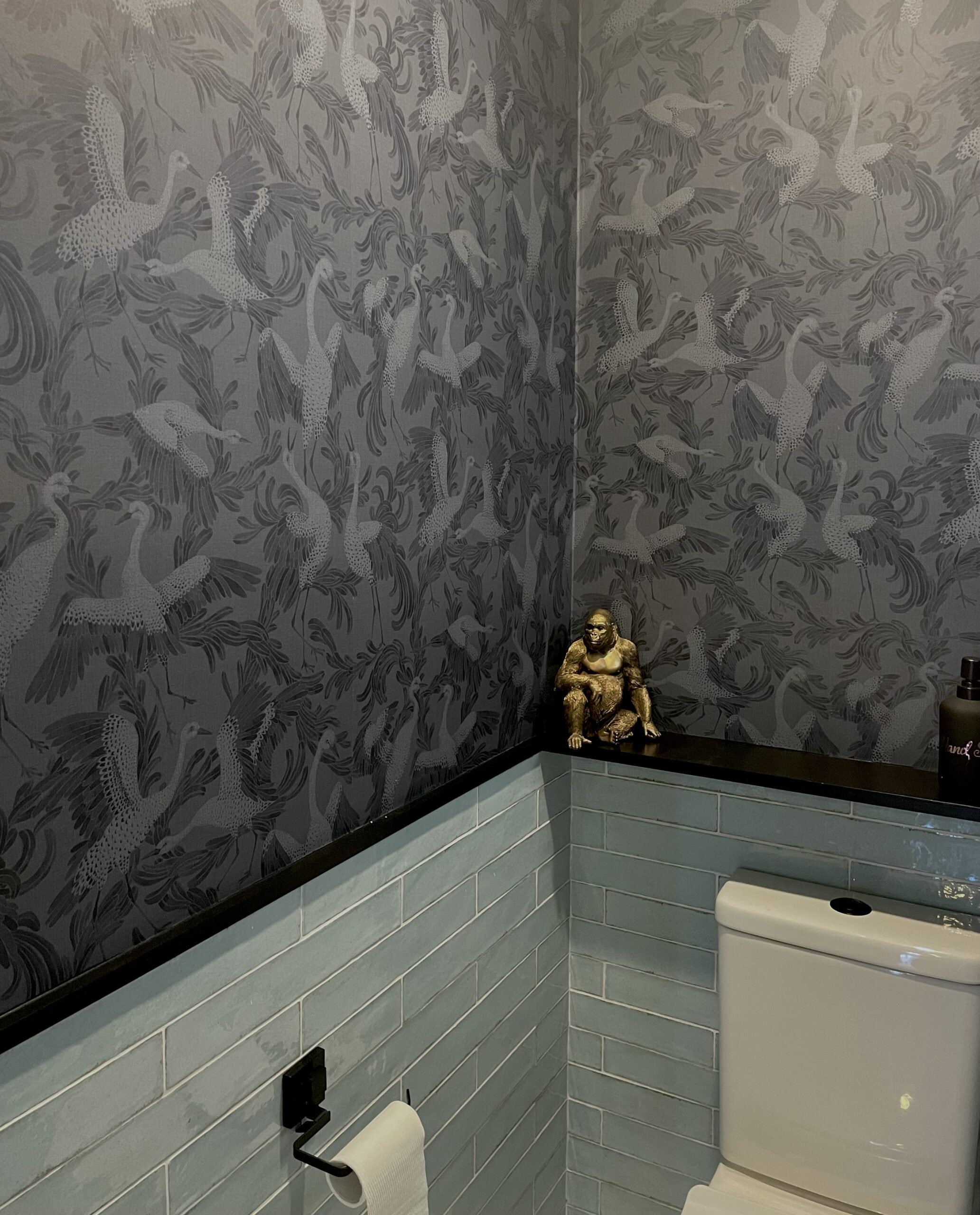 Bird wallpaper navy in toilet