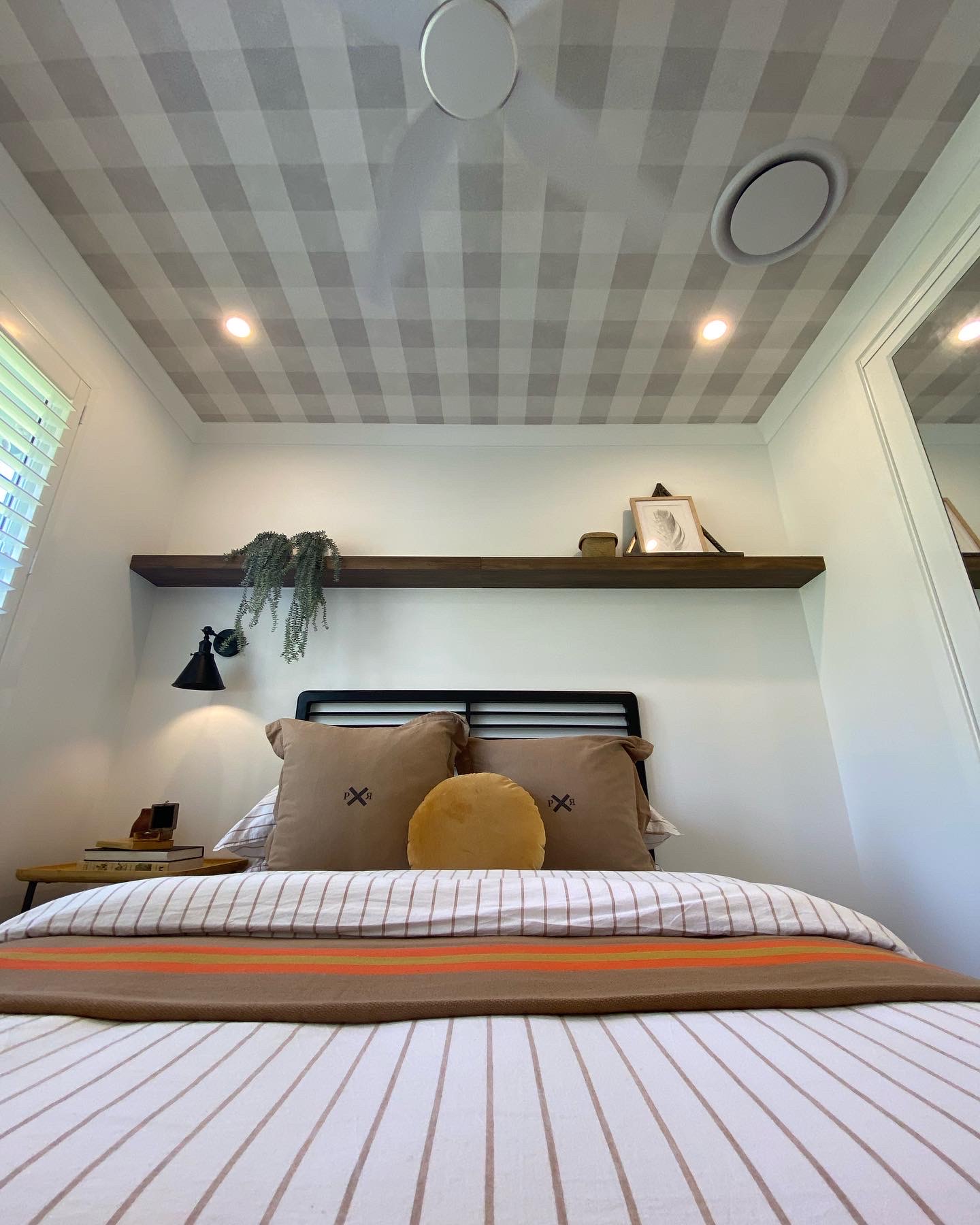 Check wallpaper on the ceiling