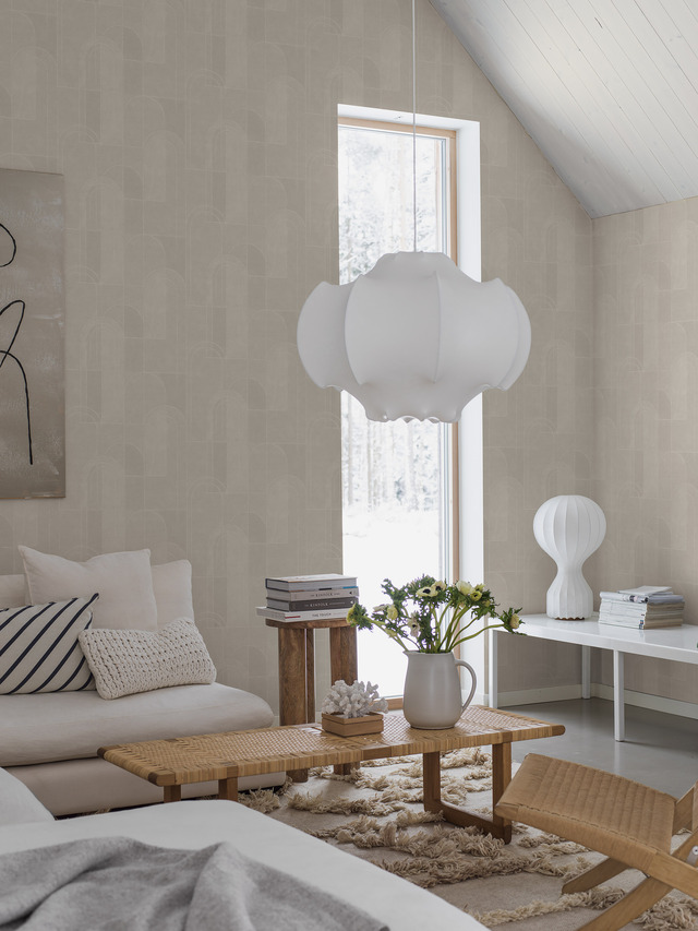 Living room with natural wallpaper with a subtle arch design reminiscent of Art Deco style