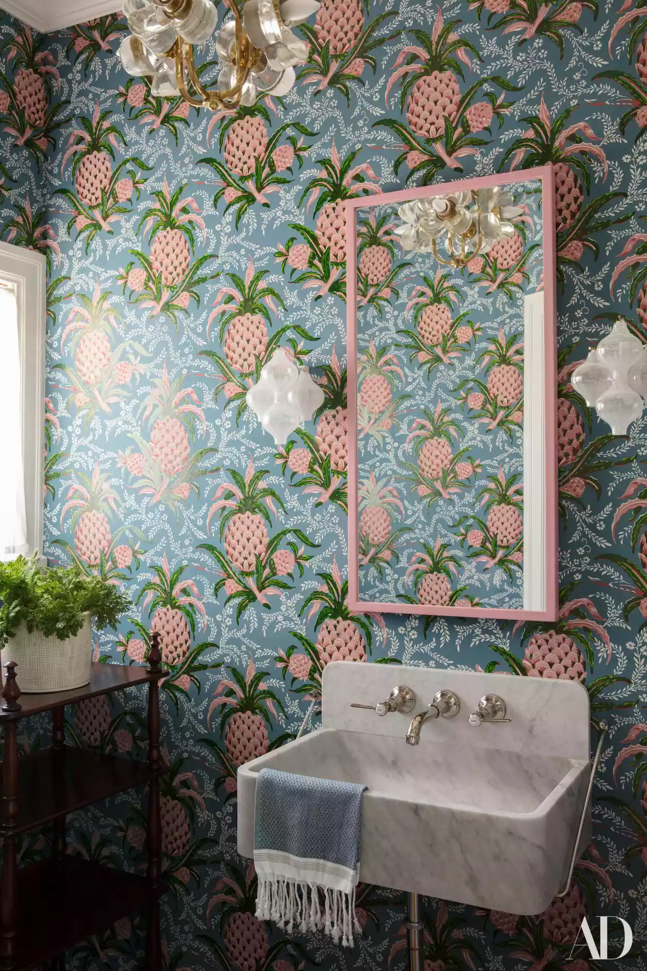 FLOTO+WARNER, COURTESY ARCHITECTURAL DIGEST of pinapple wallpaper in bathroom