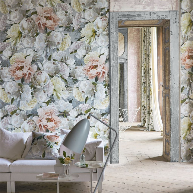 Peonia Grande is a stunning floral wallpaper of large scale blooming flowers