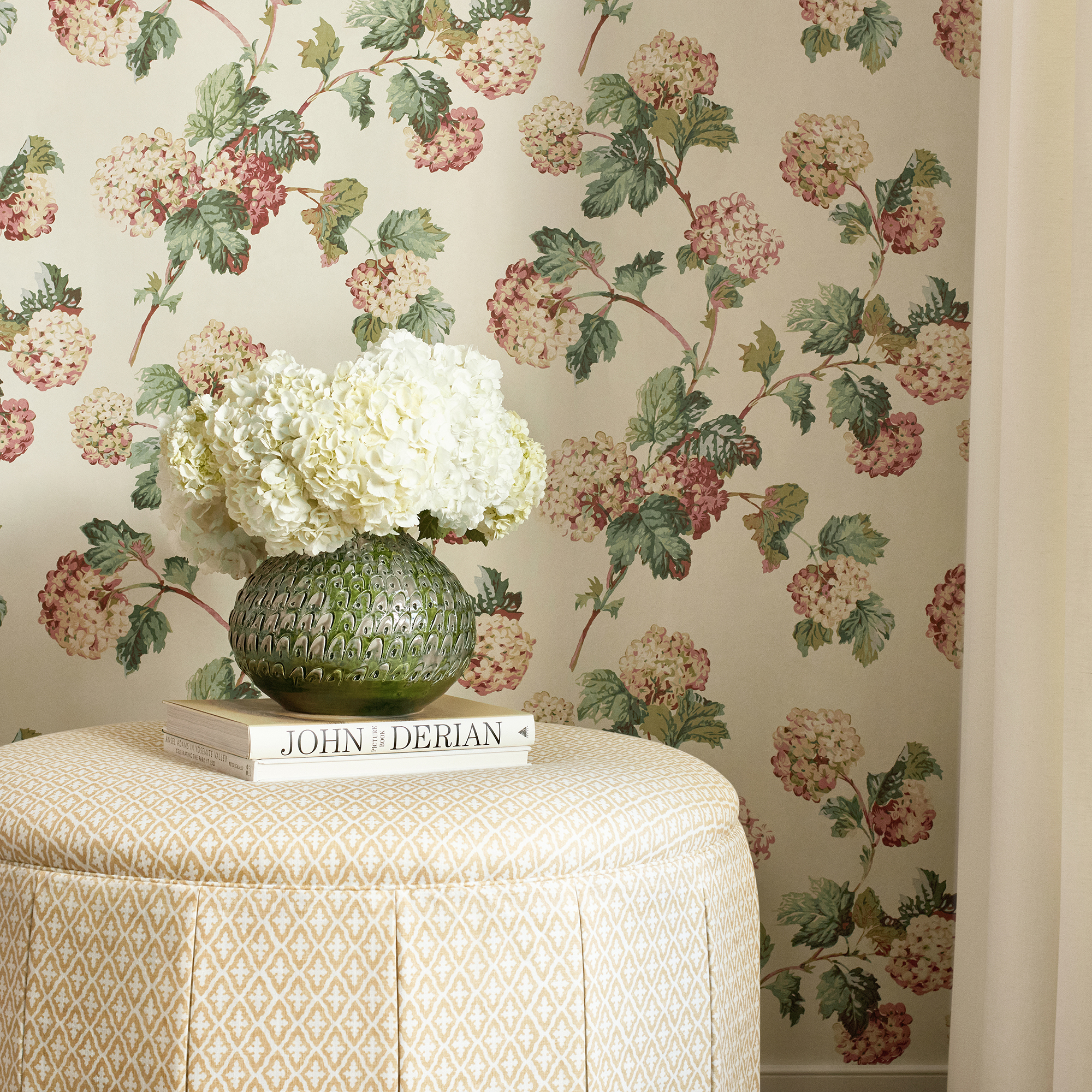 Traditional english garden style floral wallpaper