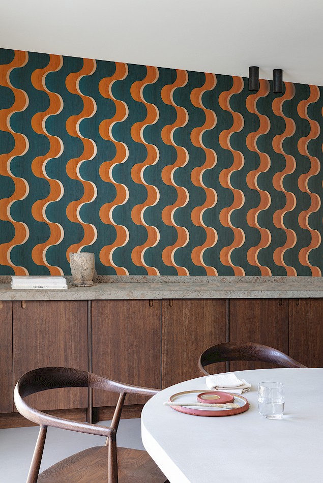 Flow graphic wallpaper with reto vibes. Wavy lines in a kicthen